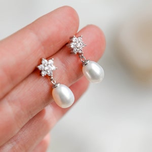 Boucles d'oreilles Pearl Drop, Boucles d'oreilles de mariage Demoiselle d'honneur, Perle de mariée moderne, Boucles d'oreilles Flower Stud image 5