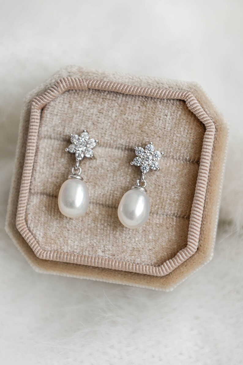 Boucles d'oreilles Pearl Drop, Boucles d'oreilles de mariage Demoiselle d'honneur, Perle de mariée moderne, Boucles d'oreilles Flower Stud image 3