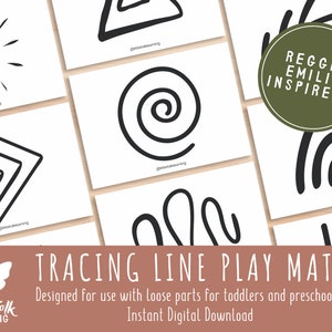 Könnte beinhalten: Schwarz-weiße Linien-Spielmatten zum Nachzeichnen, die für die Verwendung mit losen Teilen für Kleinkinder und Vorschulkinder gedacht sind. Die Matten zeigen einfache Formen wie eine Sonne, eine Spirale, einen Pfeil und einen Regenbogen. Der Text "Reggio Emilia Inspired!" befindet sich auf einer der Matten.