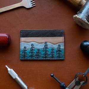 Carteira Pine Forest Card, porta-cartões para homens ou mulheres. Árvores, cena da natureza. 2 bolsos para cartões e dinheiro
