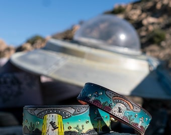 Collare per cani in pelle Alien Abduction - Fatto a mano e personalizzato per animali di tutte le taglie. Cane, UFO nel deserto.