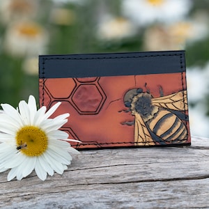 Honey Bee Kartenhalter aus Leder - minimalistisches Portemonnaie für Damen und Herren. Geschenk für Naturliebhaber.