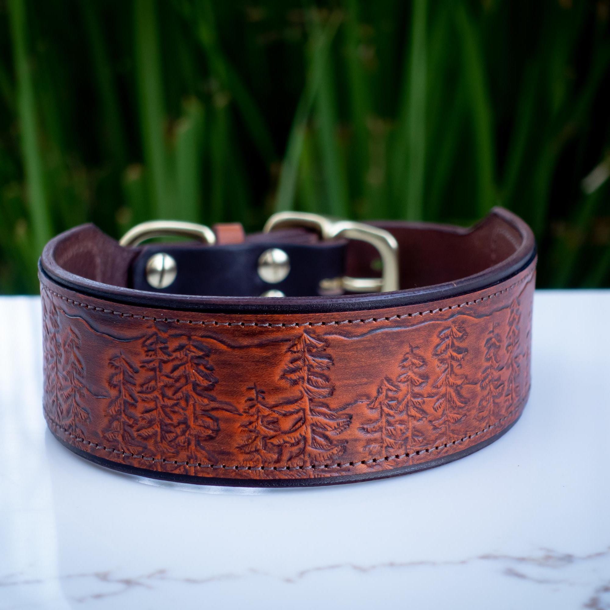 Collare per cani in pelle fatto a mano, design con alberi della foresta lavorati, ampio collare personalizzato per cani di grossa taglia, attrezzatura da avventura, collare per animali domestici in pelle marrone.