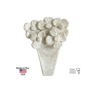 Peut inclure: Décor mural en céramique blanche en forme de bouquet de fleurs avec une finition texturée. Fabriqué aux États-Unis. Exclusivité Tranquil Gardener.