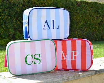 Bolsa de maquillaje con monograma personalizado, bolsa cosmética a rayas, bolsa de artículos de tocador preppy, regalos de propuesta de damas de honor de color rosa rojo verde azul, favores de despedida de soltera