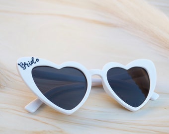 Weiße Braut Herz Sonnenbrille, Braut Bachelorette Geschenk, Braut Geschenke, Hochzeit Herz Sonnenbrille, Brautdusche Verlobungsgeschenk für Braut