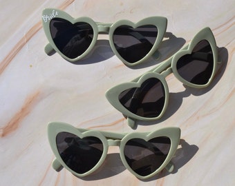 Sage Green Heart zonnebril, Camp Bachelorette Party Gunsten, Desert Bachelorette, Final Fiesta, Margs en Huwelijk, Bruidsmeisjes Voorstel