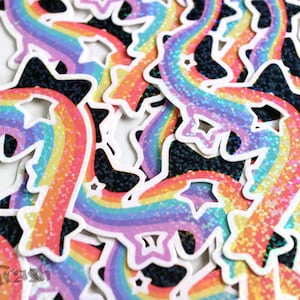 Adesivo de arco-íris e estrela cadente holográfica com detalhes recortados. Adesivo de estrelas pastel e arco-íris com acabamento holográfico. Estrelas de arco-íris