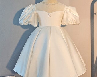 Robe de satin blanc avec perles Décolleté Mariage Fleur Robe de fille Élégante Robe en satin Robe de tout-petit Robe de bébé Robe d’anniversaire avec des perles