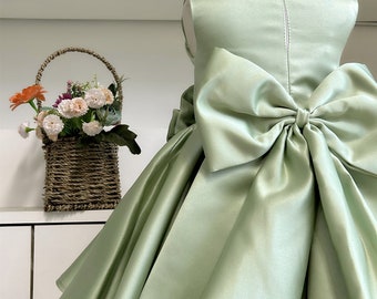 Robe vert sauge pour bébé fille, Robe en satin sauge, Robe de bébé, Robe pour tout-petit, Robe de demoiselle d'honneur pour mariage, Robe d'anniversaire, Robe à nœud sur mesure