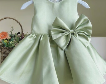 Robe vert clair pour bébé fille, Robe en satin sauge, Robe pour bébé, Robe pour tout-petit, Robe de demoiselle d'honneur pour mariage, Robe d'anniversaire, Robe à nœud