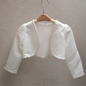 Haussement dépaules en satin blanc cassé pour les enfants, Veste de couverture de fille de fleur de mariage avec des perles, Cape de satin de haussement dépaules de perles, Filles Wrap Kids Baby White Cape image 4