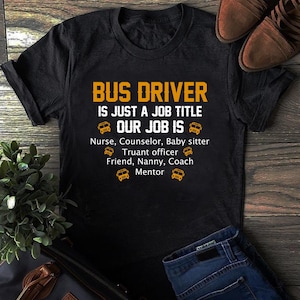 Skolbusschaufför T-shirt, busschaufför är bara en jobbtitel, vårt jobb är