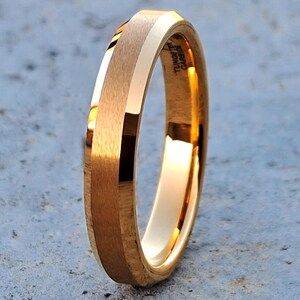 Bague en tungstène plaqué or 24 carats de 4mm pour homme – Alliance brossée | Bijou dengagement élégant et durable | Idéal pour les mariages