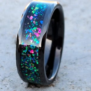 Anel de tungstênio polido de 8 mm com incrustação de opala multicolorida para homens e mulheres – Design de tungstênio preto