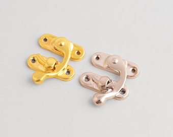 Cierre metálico para caja: Gancho decorativo para cajas y herrajes para la fabricación de cajas.