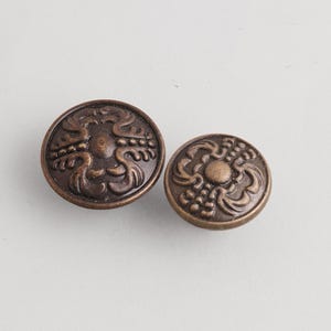 Tirador de cajón vintage: pomo redondo con relieve, herrajes para cajones y armarios.