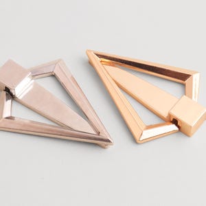 Geometriskt triangulärt lådhandtag: Minimalistiskt möbelhandtag med dekorativa beslag