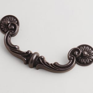 Maniglia nera opaca: maniglie intagliate vintage, accessori decorativi per mobili.