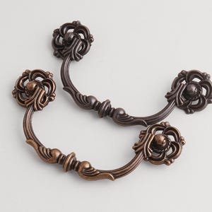 Vintage Schubladengriff: Hohle florale Basis gebogenes Pull-Möbel-Hardware-Zubehör