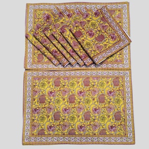 Può includere: Set di 10 tovagliette all'americana in cotone giallo e rosa con fiori e bordo bianco. Le tovagliette hanno un design tradizionale indiano.