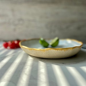 Piatto di pasta bianco con bordo dorato, ciotola di pasta in ceramica fatta a mano, ciotola di pasta in gres, stoviglie dalla forma unica, arte moderna di Manya immagine 1