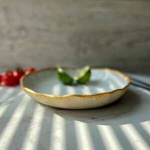 Piatto di pasta bianco con bordo dorato, ciotola di pasta in ceramica fatta a mano, ciotola di pasta in gres, stoviglie dalla forma unica, arte moderna di Manya immagine 3