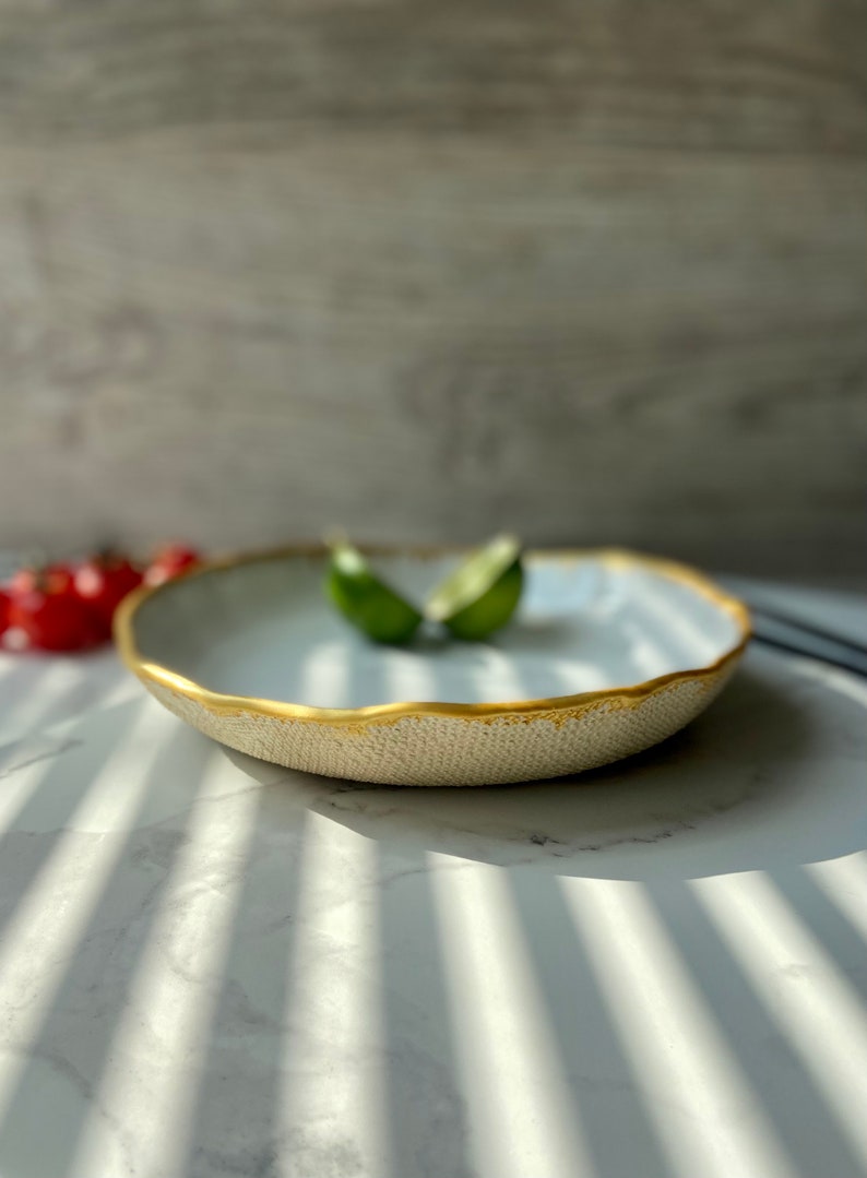 Piatto di pasta bianco con bordo dorato, ciotola di pasta in ceramica fatta a mano, ciotola di pasta in gres, stoviglie dalla forma unica, arte moderna di Manya immagine 3