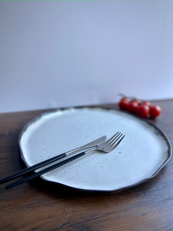Assiettes en Grès Dépareillées : Charme Artisanal pour Votre Table