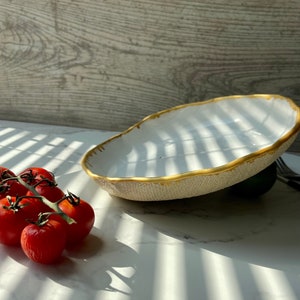 Piatto di pasta bianco con bordo dorato, ciotola di pasta in ceramica fatta a mano, ciotola di pasta in gres, stoviglie dalla forma unica, arte moderna di Manya immagine 2