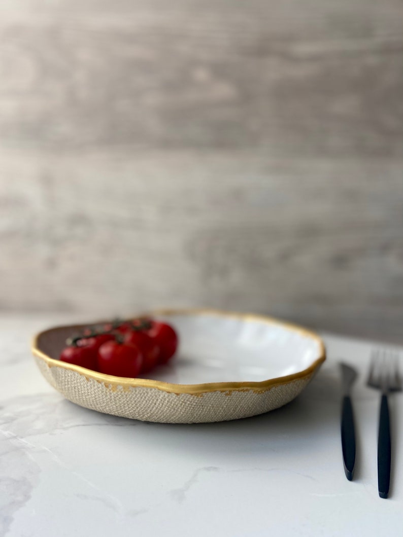 Piatto di pasta bianco con bordo dorato, ciotola di pasta in ceramica fatta a mano, ciotola di pasta in gres, stoviglie dalla forma unica, arte moderna di Manya immagine 9