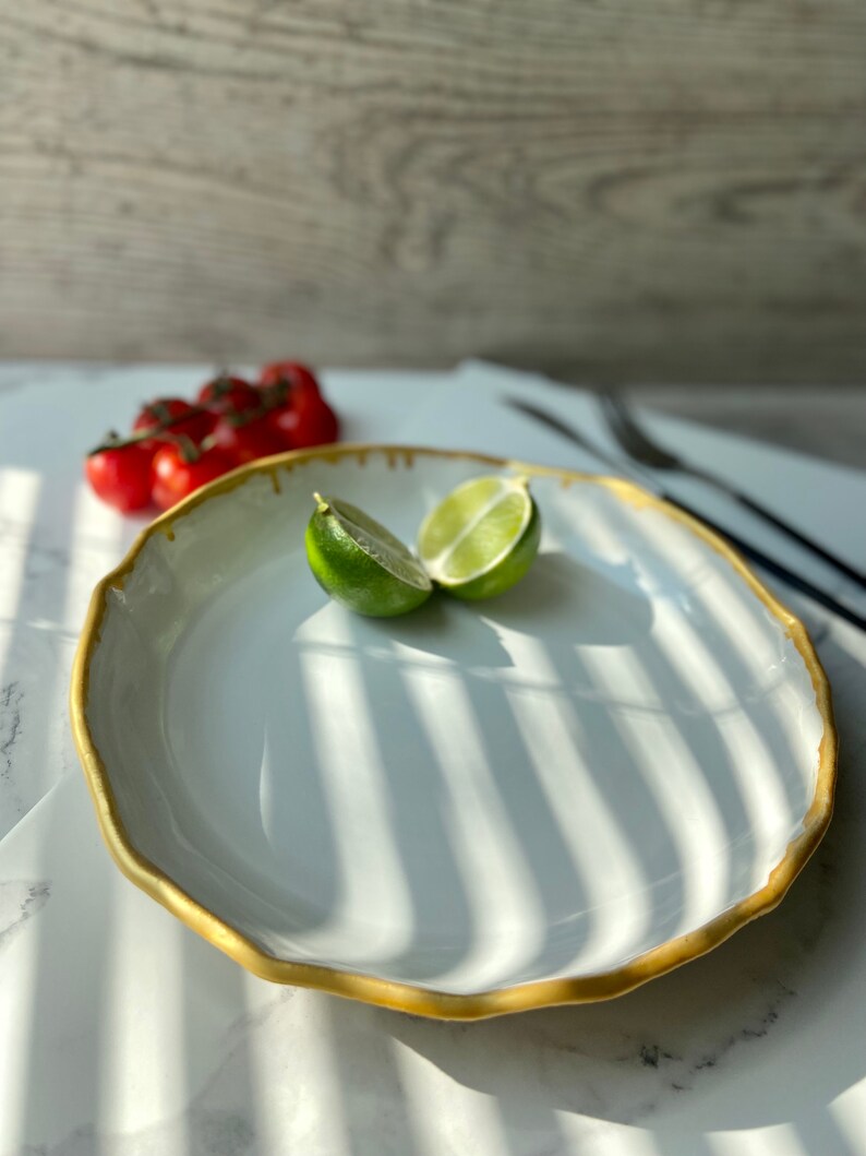 Piatto di pasta bianco con bordo dorato, ciotola di pasta in ceramica fatta a mano, ciotola di pasta in gres, stoviglie dalla forma unica, arte moderna di Manya immagine 4