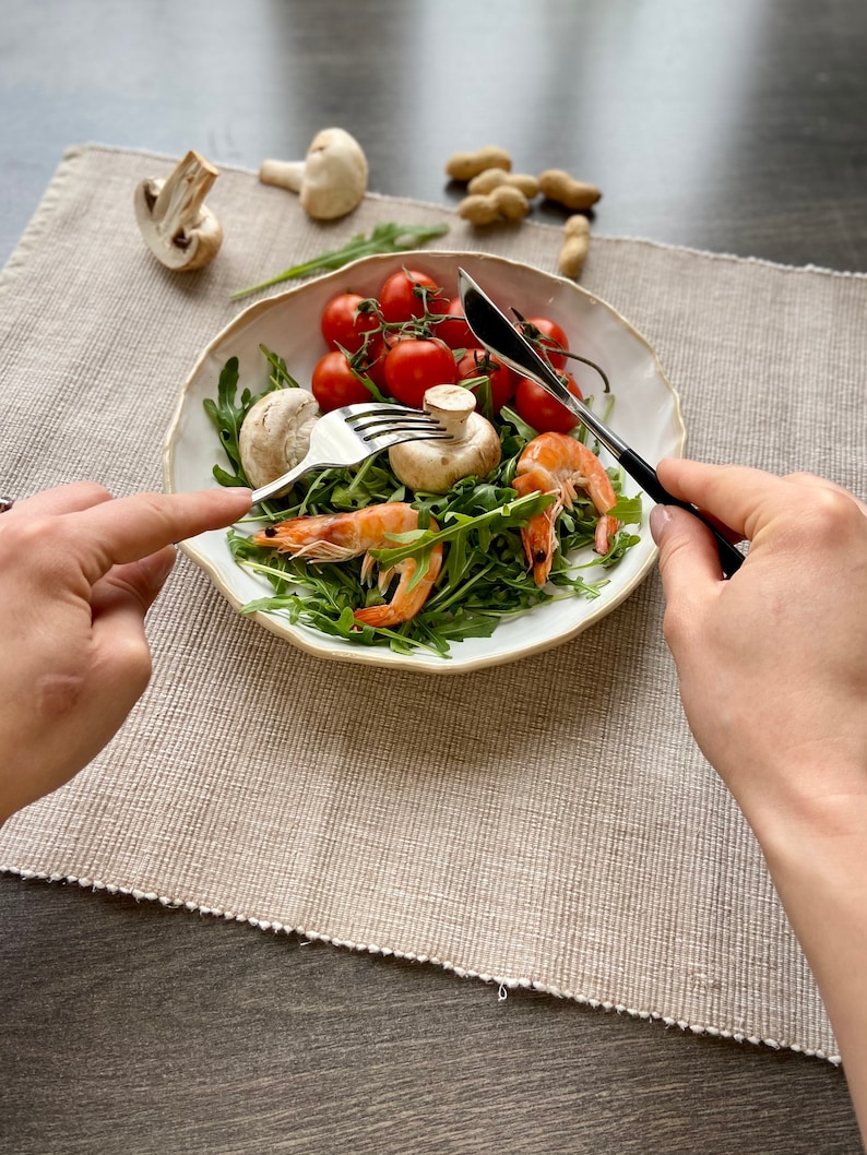 Bol à pâtes blanc bio, assiette à nouilles en céramique faite main, ensemble de bols en grès, vaisselle sculptée, bol à riz de vaisselle, art moderne par Manya image 7