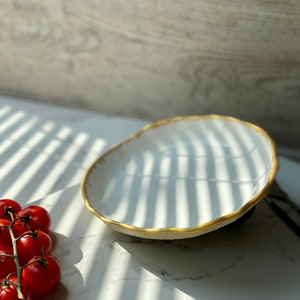 Piatto di pasta bianco con bordo dorato, ciotola di pasta in ceramica fatta a mano, ciotola di pasta in gres, stoviglie dalla forma unica, arte moderna di Manya immagine 5