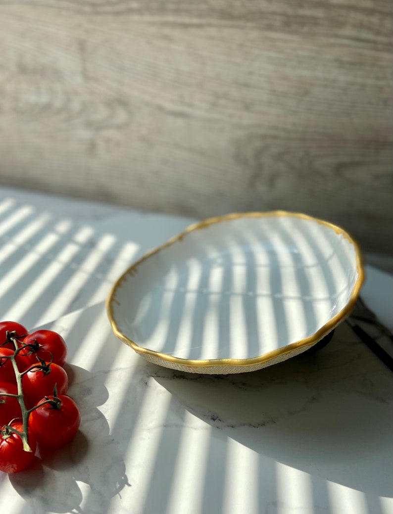 Piatto di pasta bianco con bordo dorato, ciotola di pasta in ceramica fatta a mano, ciotola di pasta in gres, stoviglie dalla forma unica, arte moderna di Manya immagine 5