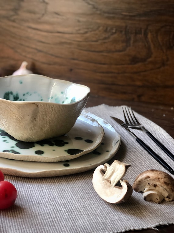 Set di stoviglie a macchie verdi di 3 pezzi, set di cena in gres ceramico,  piatti snack e ciotole per zuppa, ceramica organica, arte moderna di Manya  -  Italia