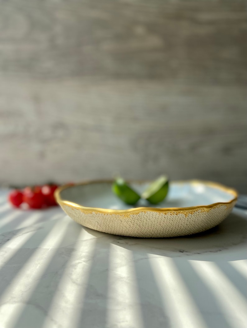 Piatto di pasta bianco con bordo dorato, ciotola di pasta in ceramica fatta a mano, ciotola di pasta in gres, stoviglie dalla forma unica, arte moderna di Manya immagine 1