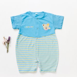 Vintage Babykleidung alter 9-12 Monate Kinderkleidung Strampler Strampler Strampelanzug Baby Ganzanzug Baby blau gestreift Kinder Vintage Kleidung