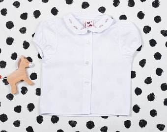Blusa para niña de los 80. Edad: 18-24 meses. Talla 86. Camisa blanca con cuello Peter Pan y bordado de flores. Bonita blusa.
