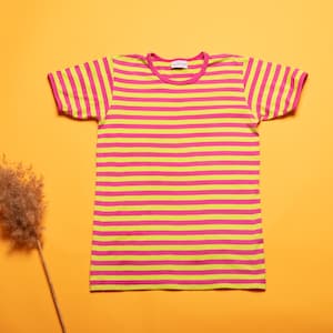 Striped MARIMEKKO Tee Tasaraita pink and green cotton jersey short sleeve famous finnish design scnadinavian minimalist size 128 - 134