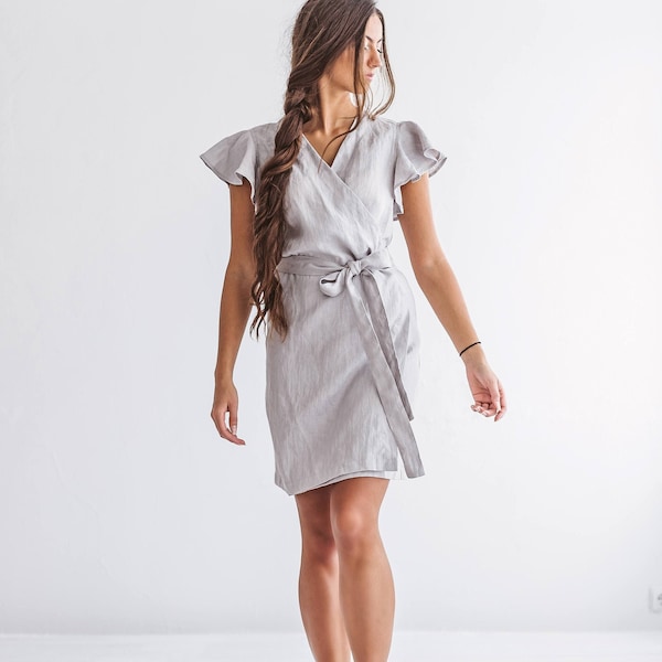 Vestido curto envelope AVA em linho – Modelagem solta com cinto