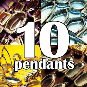 Könnte beinhalten: Zehn silberne und goldene Anhänger mit Glaseinsätzen. Die Anhänger sind in verschiedenen Formen und Größen. Der Bildtext lautet "10 Anhänger".