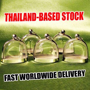 Może przedstawiać: Biały ceramiczny kubek z czarnym uchwytem i napisem "But First, Coffee" pogrubioną czcionką. Kubek jest umieszczony na rozmytym tle, sugerującym przytulne otoczenie.