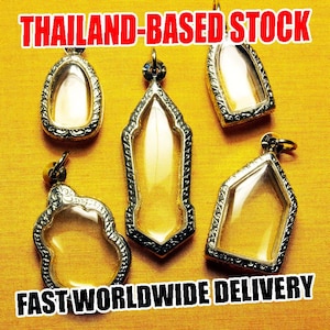 Puede incluir: Cinco colgantes ornamentados de color plateado con inserciones de vidrio transparente se muestran sobre un fondo amarillo. Los colgantes tienen varias formas, incluyendo diseños de lágrima y geométricos. El texto en la parte superior dice "THAILAND-BASED STOCK" y en la parte inferior "FAST WORLDWIDE DELIVERY".
