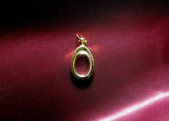 MINI Engraved Goldtone Pendant, Oval Locket, Mini Terrarium, Reliquary, Craft Jewelry Supplies, Jewelry Display, Memento 1" 3/8ths/36mm Tall