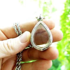 Combinatie ketting en hanger 1; 1 x 62 cm touwketting en 1 middelgrote diepe doorzichtige gegraveerde traanschaduwdoos voor haarlok of huisdiermonument