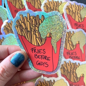 Fries vor Jungs Aufkleber | Pommes Frites Mit Mayo | Glitzer Sticker | Fast Food Illustration | Feminismus Kunst | Witziger Sticker