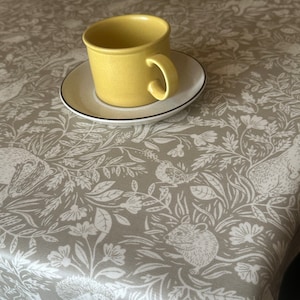 Avtorkningsbar bordsduk med lantlig design