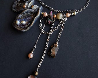 手作りのセラミックとパールのネックレス、天然石のステートメントジュエリー、ムーンストーンとサンストーンのボヘミアンネックレス、彼女へのユニークなギフト