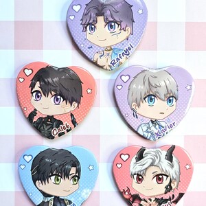 以下が含まれることがあります： アニメスタイルの男性キャラクターのイラストが描かれた、ハート型のバッジが5つ。各バッジには、それぞれ異なる髪と目の色のキャラクターが描かれており、「Rafayel」や「Caleb」などの名前が書かれています。バッジはピンクと白のチェック柄の背景に配置されています。